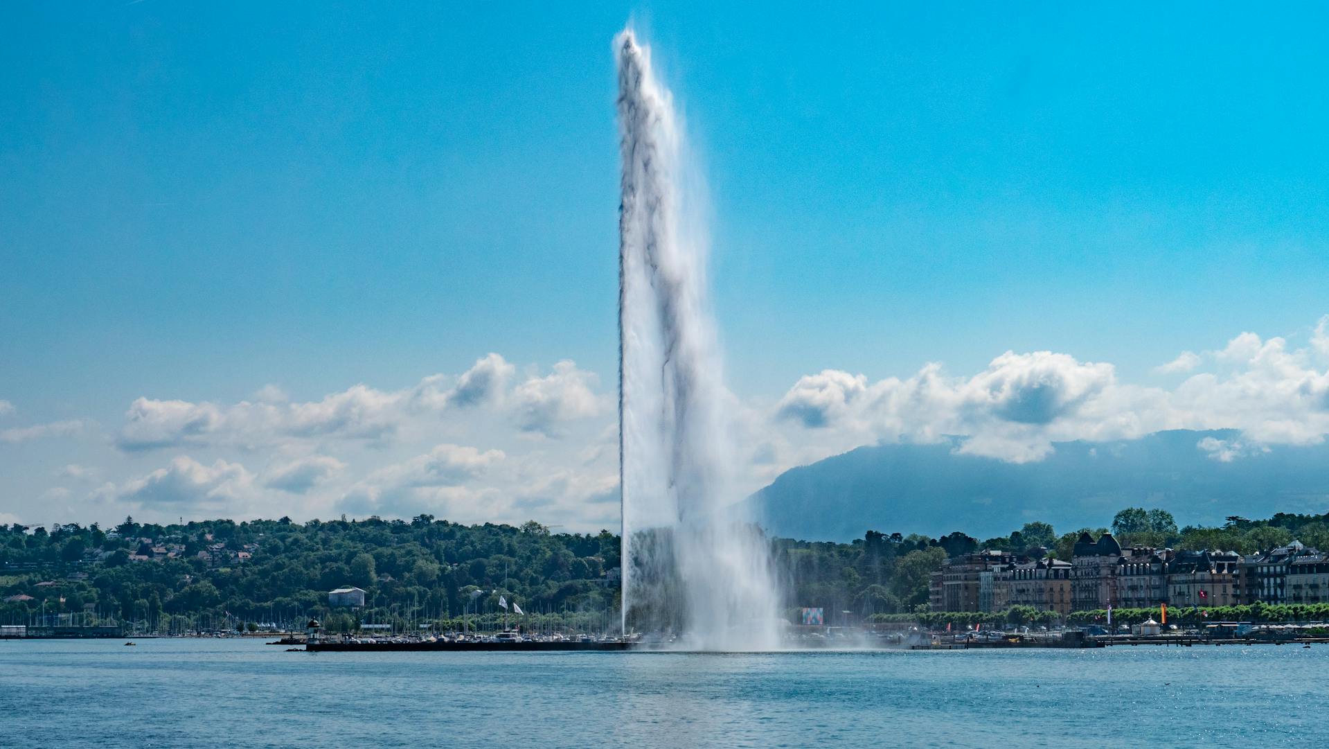 Jet d'Eau de Genève sur le lac Léman, symbole emblématique de Genève en Suisse, ville où LaserAddict Suisse accompagne l'arrêt du tabac, l'addiction au sucre, la gestion du stress et le bien-être grâce à une méthode naturelle de laser doux.