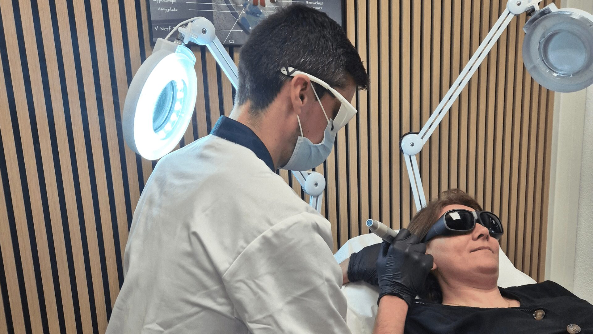Praticien LaserAddict Genève réalisant une séance de réflexologie auriculaire au laser doux en Suisse pour accompagner naturellement le sevrage tabagique, l'arrêt du cannabis, l'addiction au sucre et la gestion du stress.