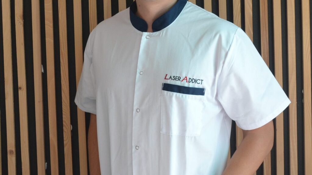 Praticien LaserAddict en blouse professionnelle illustrant l’hygiène, le professionnalisme et la qualité du réseau.