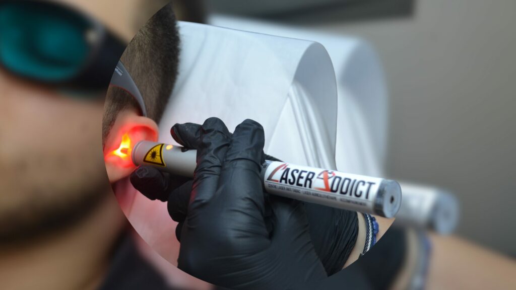 Séance d'arrêt du tabac chez LaserAddict Genève : praticien réalisant une stimulation laser douce sur des points réflexes de l'oreille. Le laser ne fait pas mal et accompagne les personnes souhaitant arrêter de fumer sans douleur. Réseau de franchise LaserAddict CH.