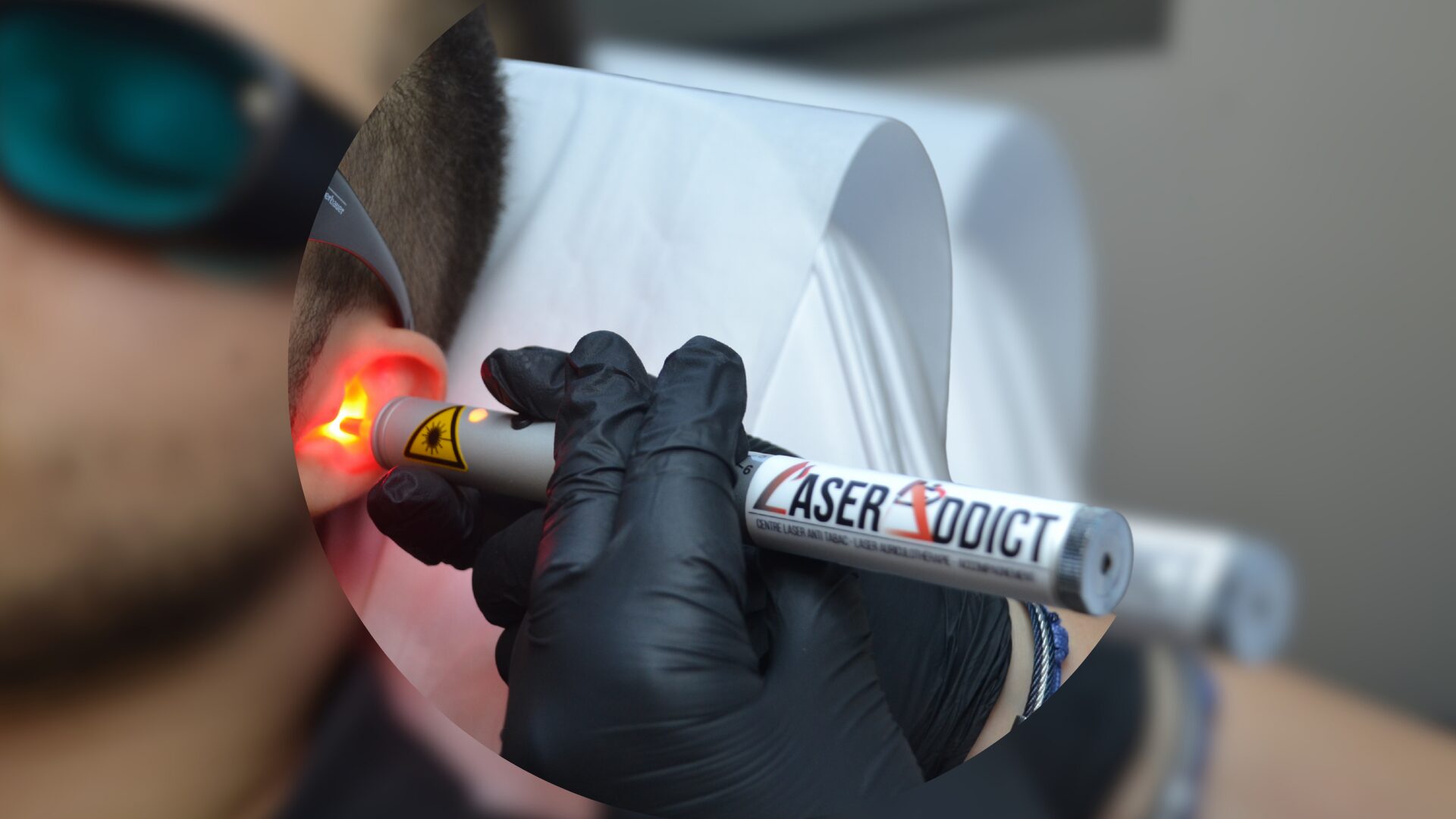 Séance d'arrêt du tabac chez LaserAddict Genève : praticien réalisant une stimulation laser douce sur des points réflexes de l'oreille. Le laser ne fait pas mal et accompagne les personnes souhaitant arrêter de fumer sans douleur. Réseau de franchise LaserAddict CH.