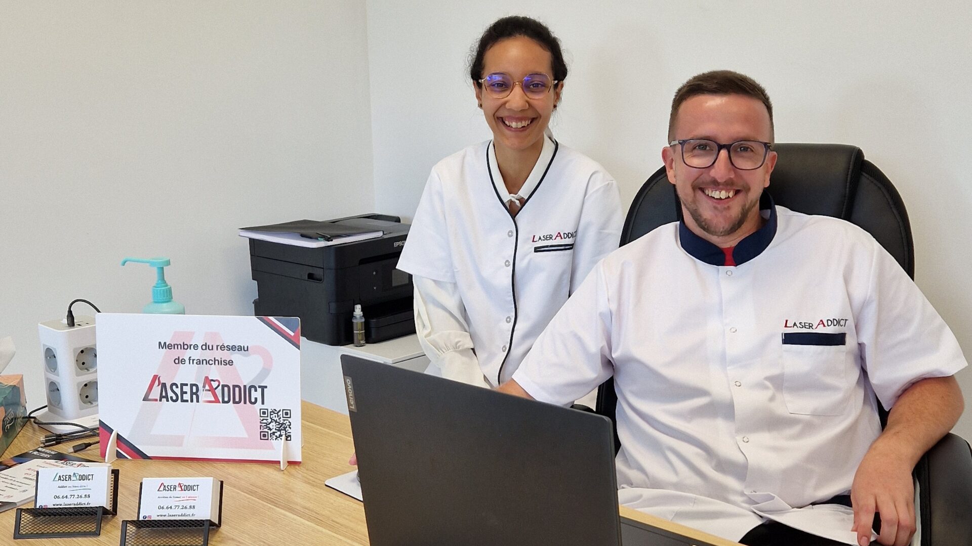 Franchisés LaserAddict célébrant leur première année d’activité dans leur centre bien-être LaserAddict