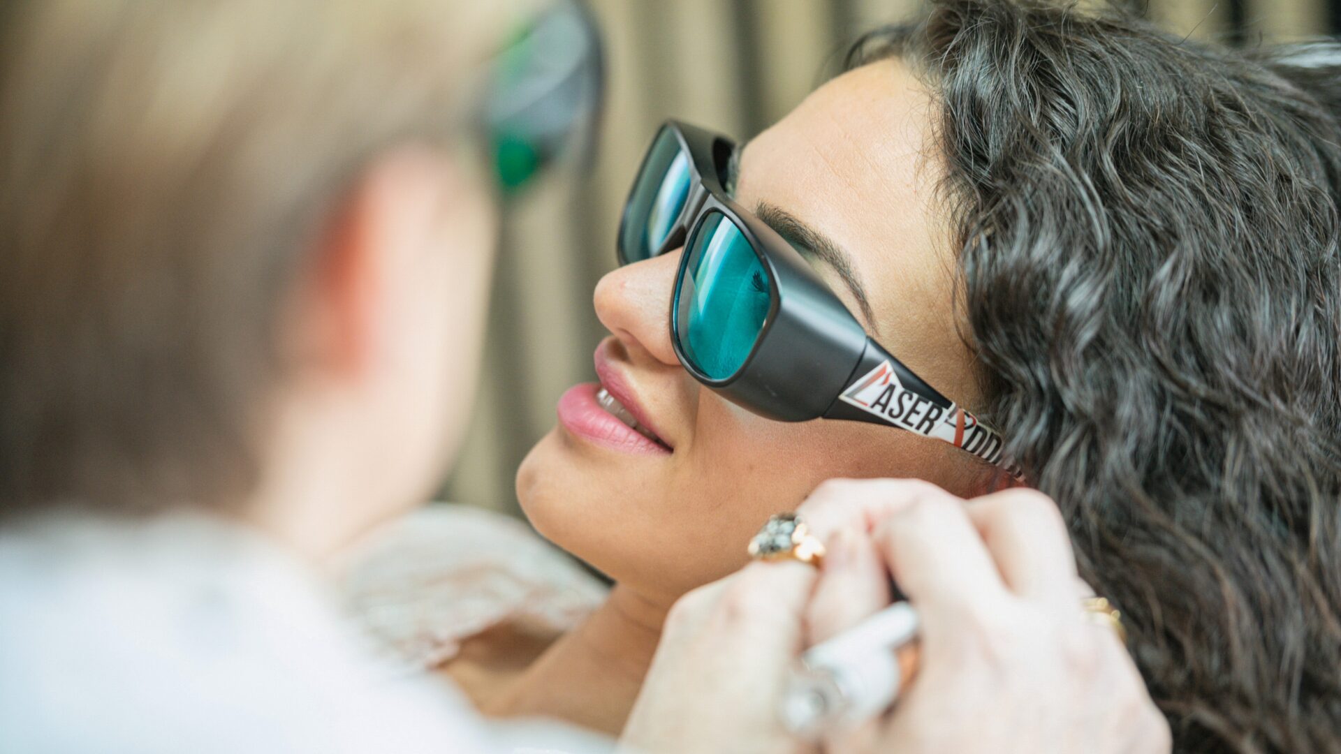 Séance de laser stop sucre chez LaserAddict avec stimulation auriculaire par laser doux pour réduire l’addiction au sucre