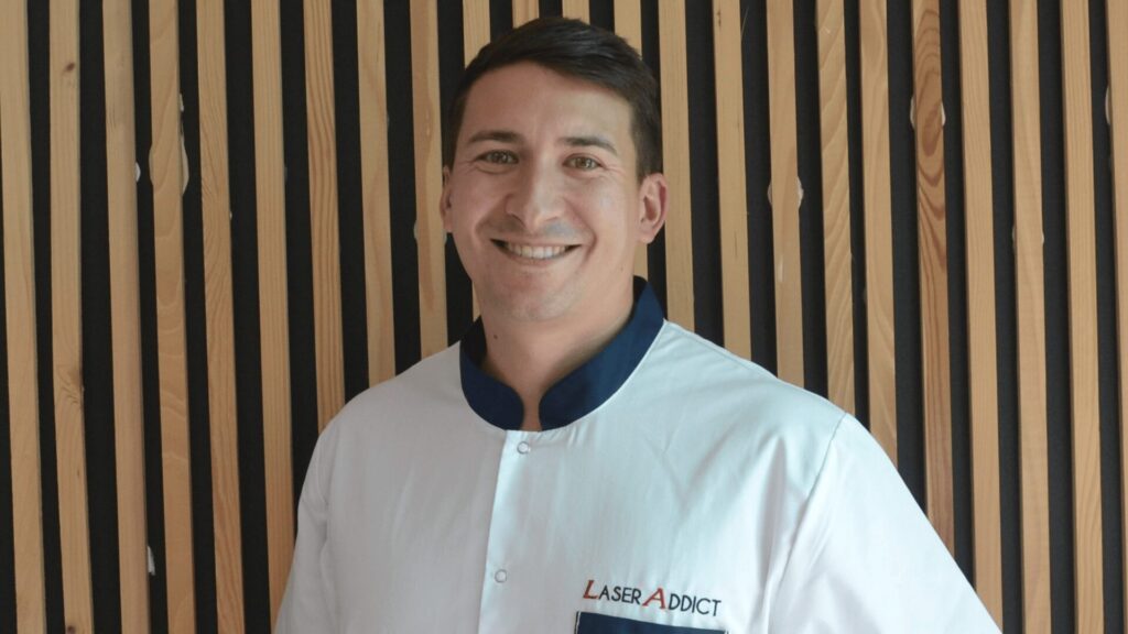 Étienne, franchisé LaserAddict à Tours, portant la veste officielle LaserAddict dans son centre de bien-être.