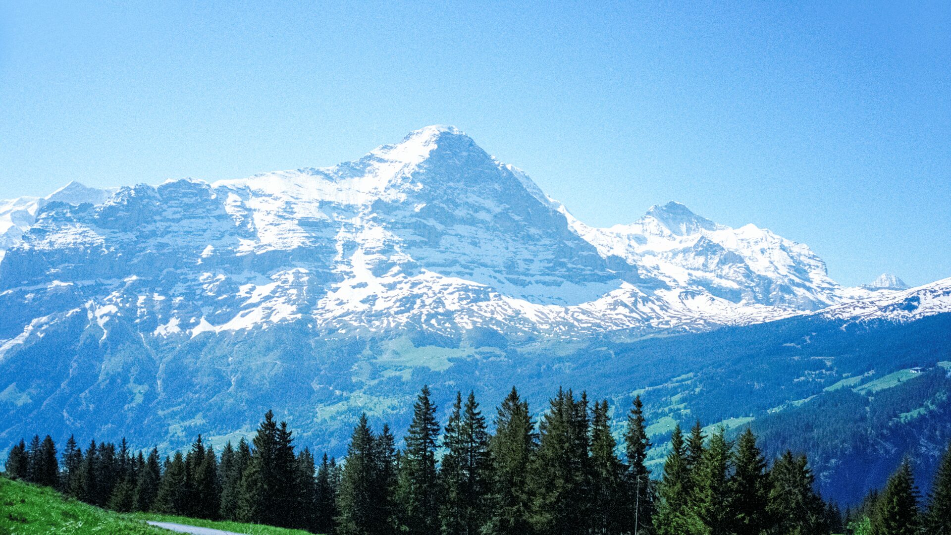 Panorama des Alpes suisses romandes près de Genève, symbole de sérénité et de bien-être, avec LaserAddict Genève spécialisé en réflexo-auriculaire au laser doux.
