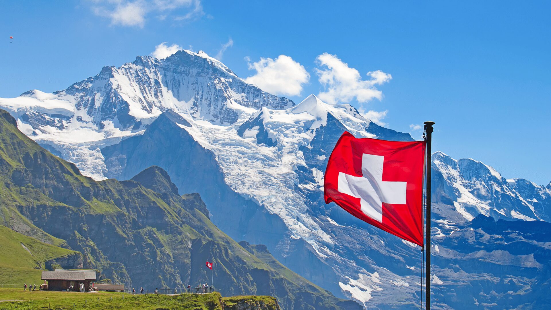 À l’occasion de la Fête nationale suisse, célébrée le 1er août, les Alpes suisses avec le drapeau de la Suisse flottant au sommet symbolisent la liberté, la fierté nationale et le nouveau départ. Cette image fait écho à la démarche proposée par LaserAddict Genève : choisir de célébrer le 1er août sans cigarette et avancer vers une vie plus libre. Grâce à un accompagnement personnalisé en réflexo-auriculaire au laser doux, LaserAddict Genève accompagne les personnes souhaitant se libérer du tabac et retrouver un meilleur équilibre au quotidien.
