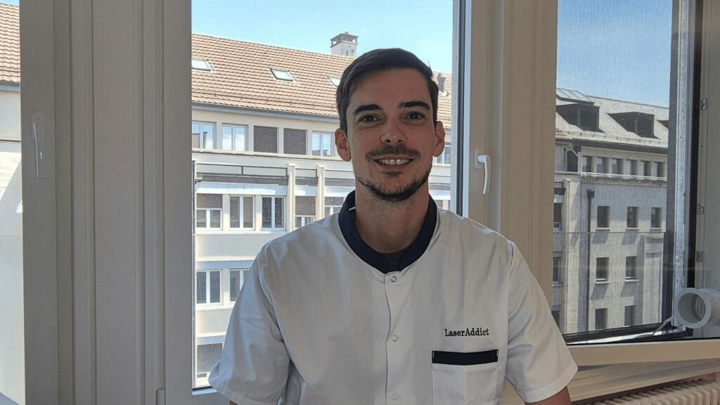 Robin Gervais, ambassadeur LaserAddict Suisse, devant le centre LaserAddict Genève, spécialisé dans l'accompagnement à l'arrêt du tabac, des addictions et du bien-être grâce à la photobiomodulation laser auriculaire.