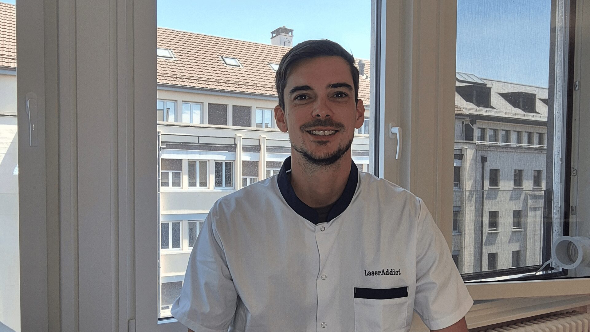 Robin Gervais, ambassadeur LaserAddict Suisse, devant le centre LaserAddict Genève, spécialisé dans l'accompagnement à l'arrêt du tabac, des addictions et du bien-être grâce à la photobiomodulation laser auriculaire.